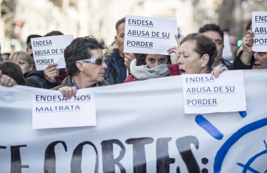 Unos 600 vecinos piden a las instituciones y la responsable de la red eléctrica que pongan solución a los problemas de suministro que sufren desde finales de 2018