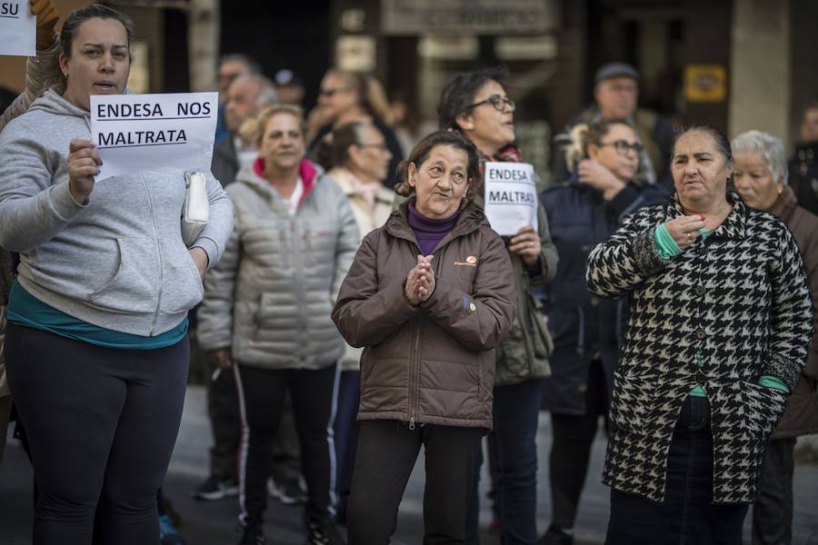Unos 600 vecinos piden a las instituciones y la responsable de la red eléctrica que pongan solución a los problemas de suministro que sufren desde finales de 2018
