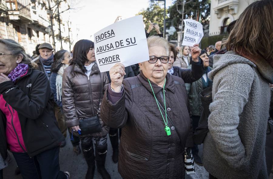 Unos 600 vecinos piden a las instituciones y la responsable de la red eléctrica que pongan solución a los problemas de suministro que sufren desde finales de 2018