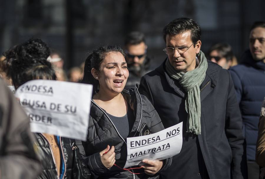 Unos 600 vecinos piden a las instituciones y la responsable de la red eléctrica que pongan solución a los problemas de suministro que sufren desde finales de 2018