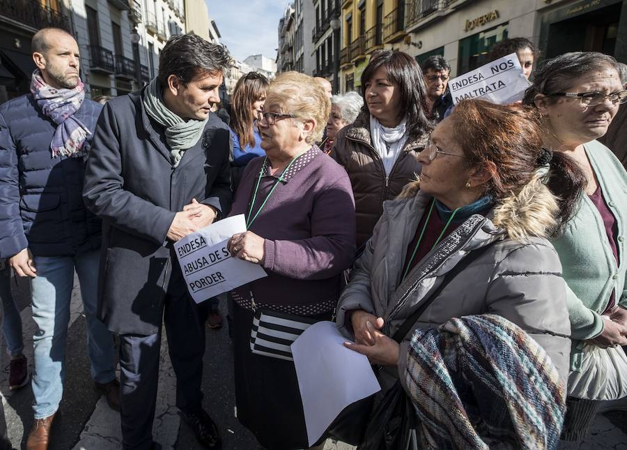 Unos 600 vecinos piden a las instituciones y la responsable de la red eléctrica que pongan solución a los problemas de suministro que sufren desde finales de 2018