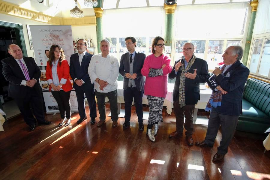 El restaurante Las Titas presentó este martes las Jornadas de cocina tradicional granadina, que cumplen su décima edición con el recuerdo de Antonio Torres. Cuidar lo de siempre y potenciar los productos de la tierra es el objetivo, tal y como explicó el promotor de la iniciativa, Pepe Torres, propietarios de Las Titas. 