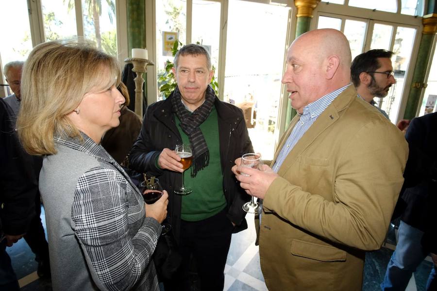 El restaurante Las Titas presentó este martes las Jornadas de cocina tradicional granadina, que cumplen su décima edición con el recuerdo de Antonio Torres. Cuidar lo de siempre y potenciar los productos de la tierra es el objetivo, tal y como explicó el promotor de la iniciativa, Pepe Torres, propietarios de Las Titas. 