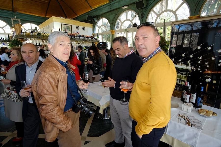 El restaurante Las Titas presentó este martes las Jornadas de cocina tradicional granadina, que cumplen su décima edición con el recuerdo de Antonio Torres. Cuidar lo de siempre y potenciar los productos de la tierra es el objetivo, tal y como explicó el promotor de la iniciativa, Pepe Torres, propietarios de Las Titas. 