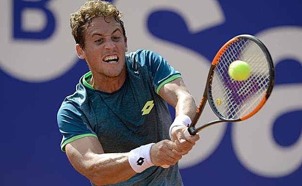 Carballés golpea la bola de derecha.