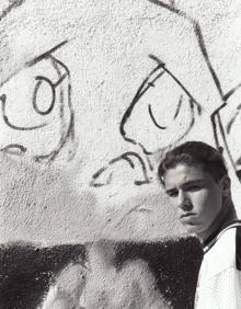 Imagen secundaria 2 - Raúl, en 1995, cuando todavía no firmaba como El Niño de las Pinturas, en una erunión para escribir en el muro de Escolapios.