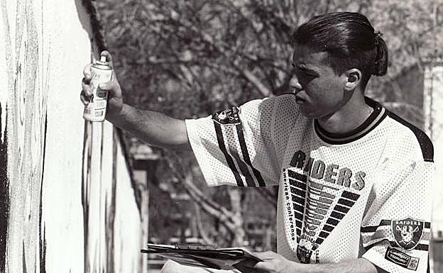 Imagen principal - Raúl, en 1995, cuando todavía no firmaba como El Niño de las Pinturas, en una erunión para escribir en el muro de Escolapios.