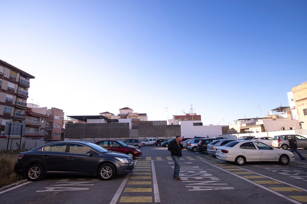 Urbanismo ha habilitado como parking el solar de la antigua estación de autobuses para compensar la falta de plazas de aparcamiento por los trabajos que mantienen la calle abierta en canal desde hace nueve meses 