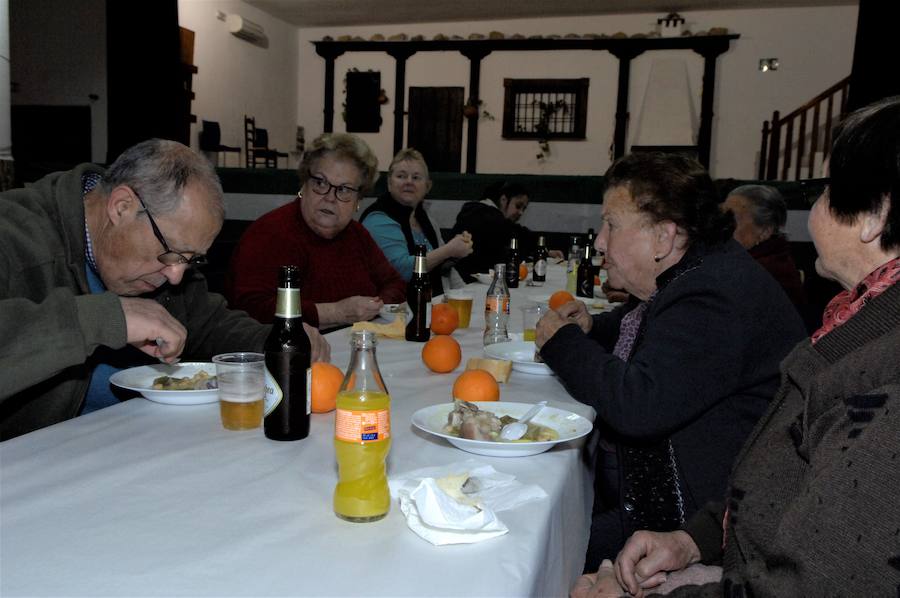 El suculento almuerzo y los postres han sido confeccionados por la Asociación de Mujeres 'El Castañar'