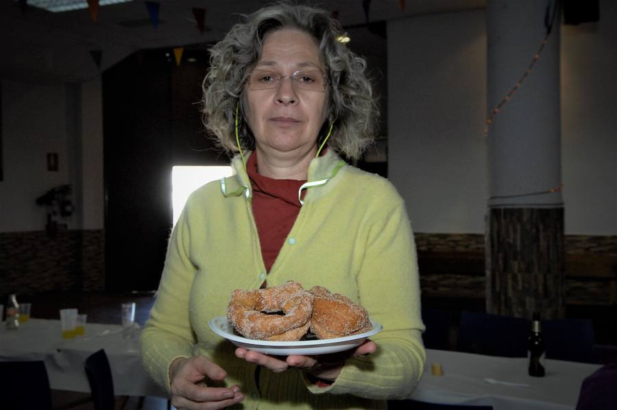 El suculento almuerzo y los postres han sido confeccionados por la Asociación de Mujeres 'El Castañar'