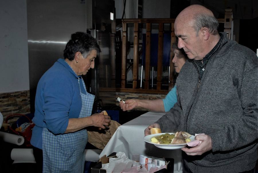 El suculento almuerzo y los postres han sido confeccionados por la Asociación de Mujeres 'El Castañar'