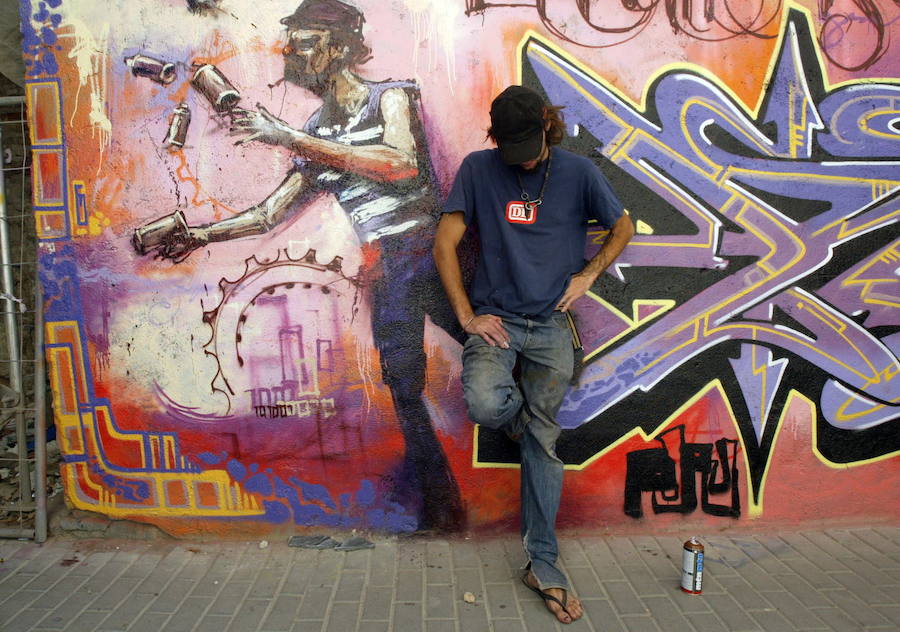 Raúl Ruiz, 'El Niño de las Pinturas' posa ante una de sus obras en 2006.