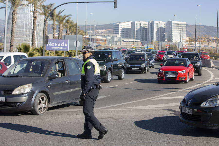 Los detenidos fueron sorprendidos en un acceso al centro comercial Nevada.
