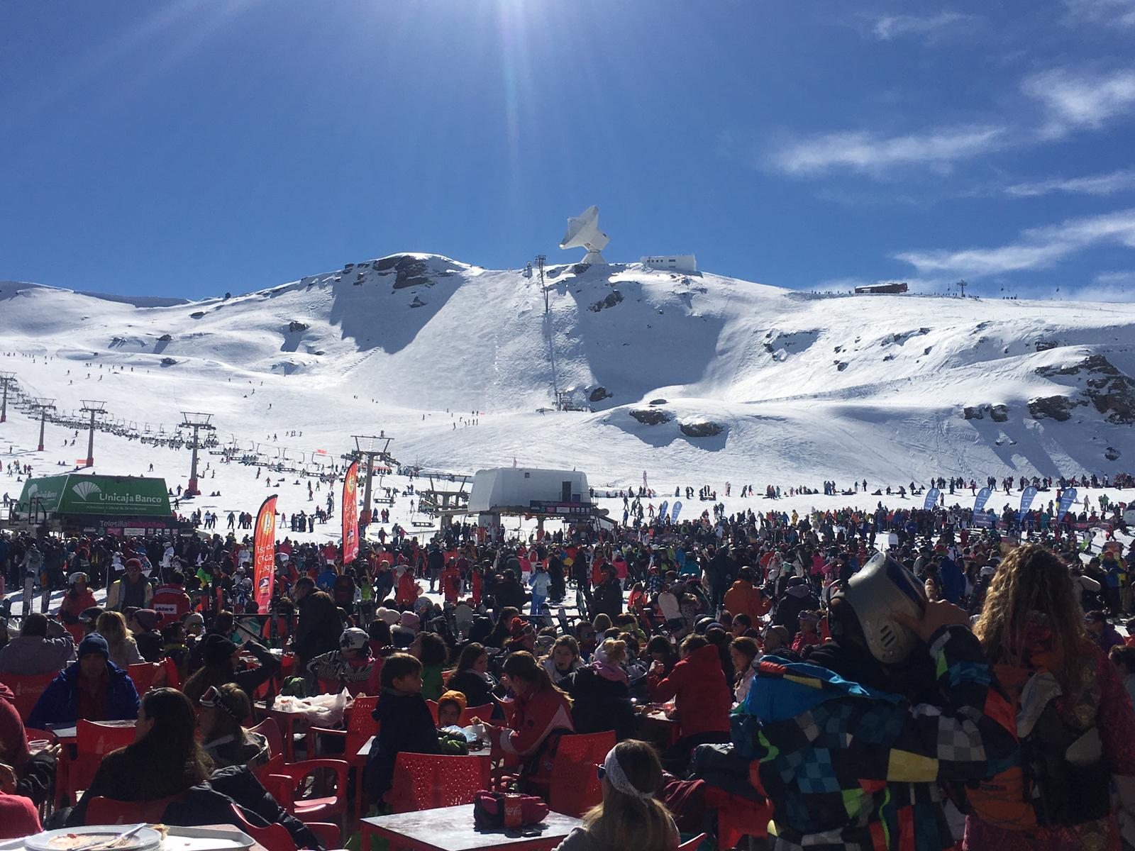 La estación de esquí presenta un aspecto inmejorable, con miles de esquiadores y algunas retenciones en la Hoya de la Mora por la gran afluencia de público.