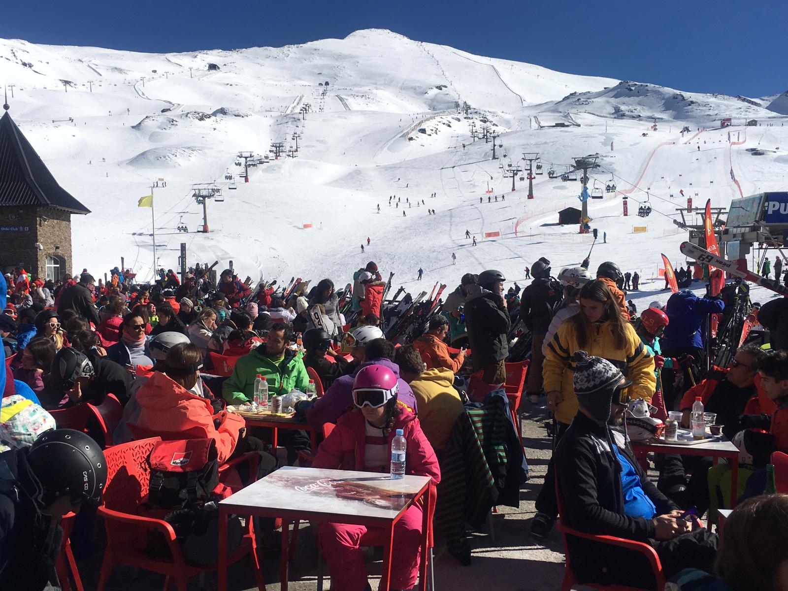 La estación de esquí presenta un aspecto inmejorable, con miles de esquiadores y algunas retenciones en la Hoya de la Mora por la gran afluencia de público.