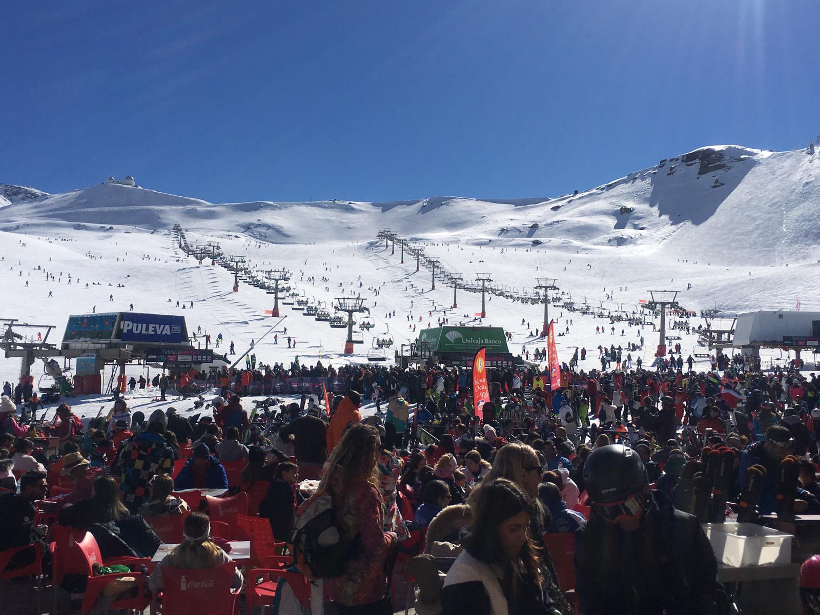 La estación de esquí presenta un aspecto inmejorable, con miles de esquiadores y algunas retenciones en la Hoya de la Mora por la gran afluencia de público.