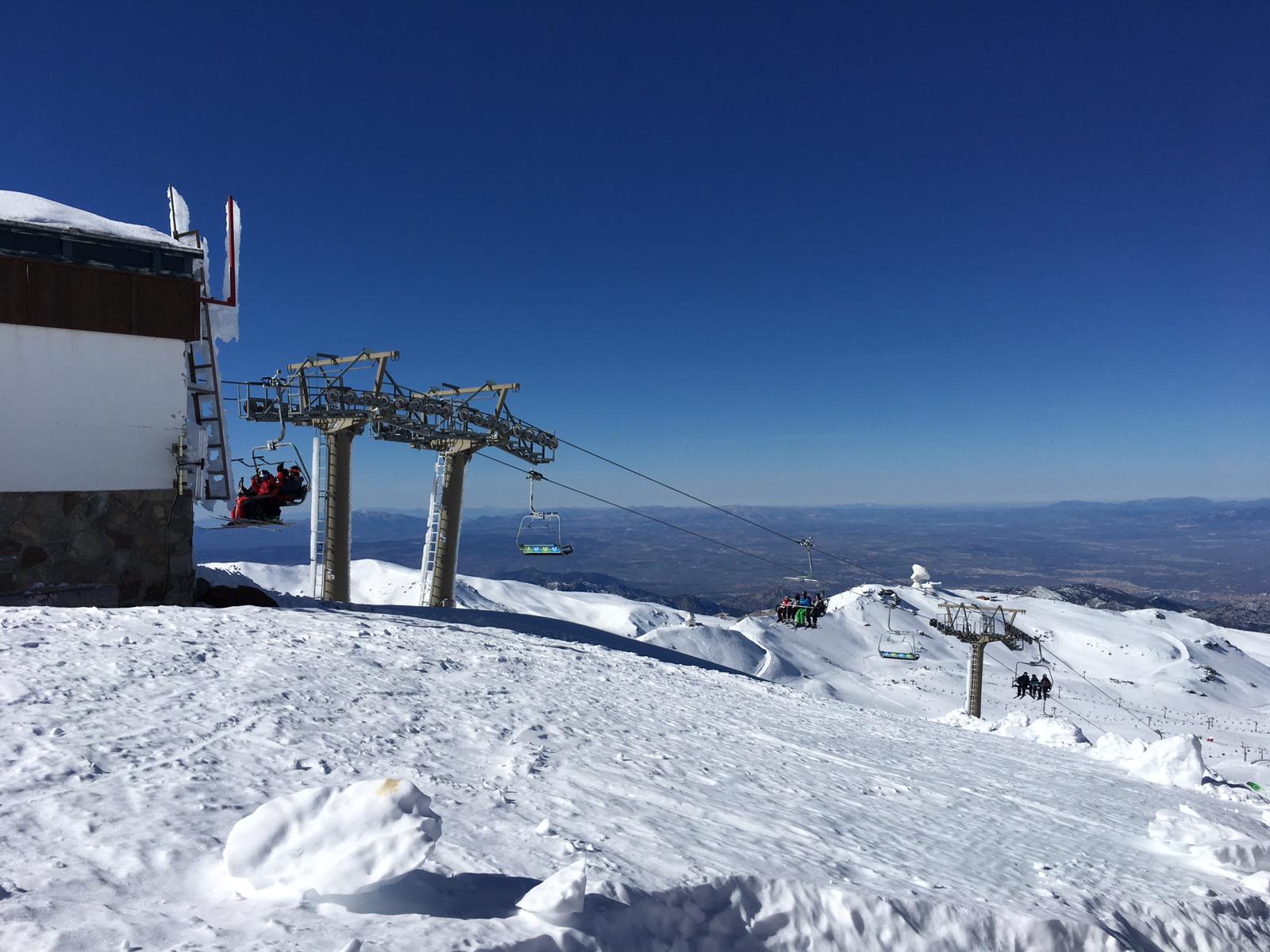 La estación de esquí presenta un aspecto inmejorable, con miles de esquiadores y algunas retenciones en la Hoya de la Mora por la gran afluencia de público.