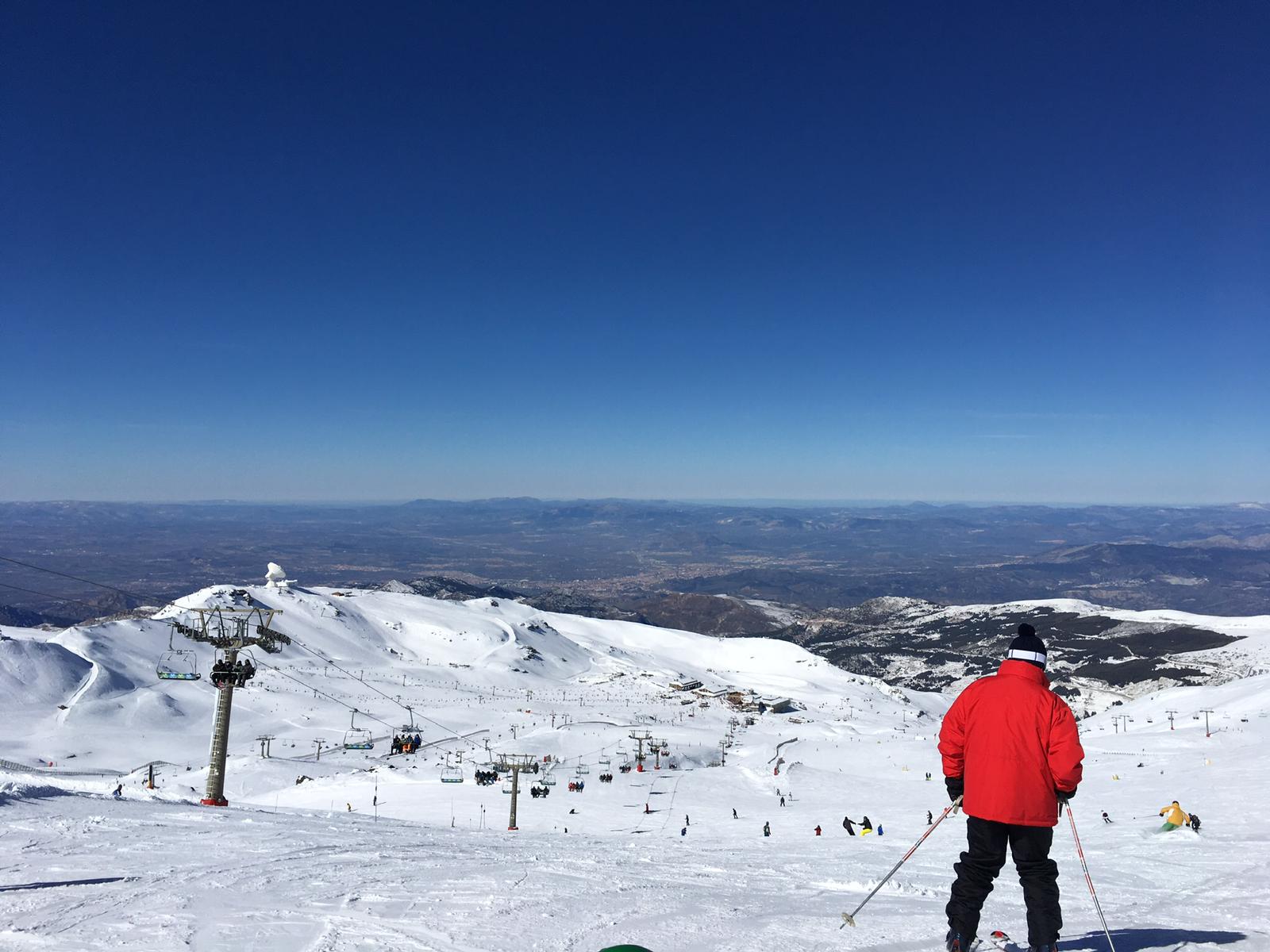 La estación de esquí presenta un aspecto inmejorable, con miles de esquiadores y algunas retenciones en la Hoya de la Mora por la gran afluencia de público.