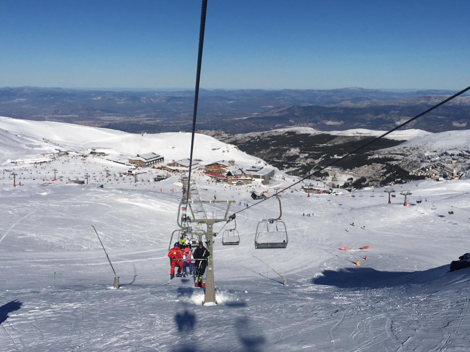 La estación de esquí presenta un aspecto inmejorable, con miles de esquiadores y algunas retenciones en la Hoya de la Mora por la gran afluencia de público.
