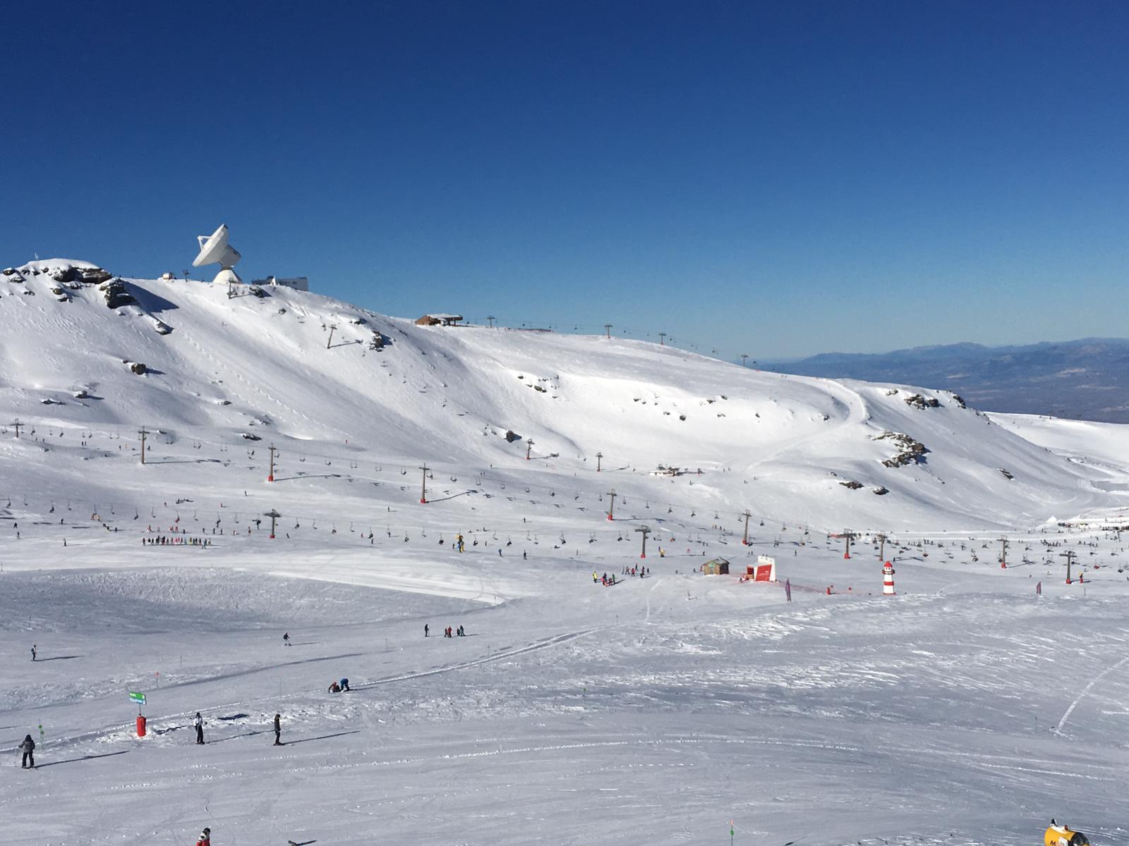 La estación de esquí presenta un aspecto inmejorable, con miles de esquiadores y algunas retenciones en la Hoya de la Mora por la gran afluencia de público.