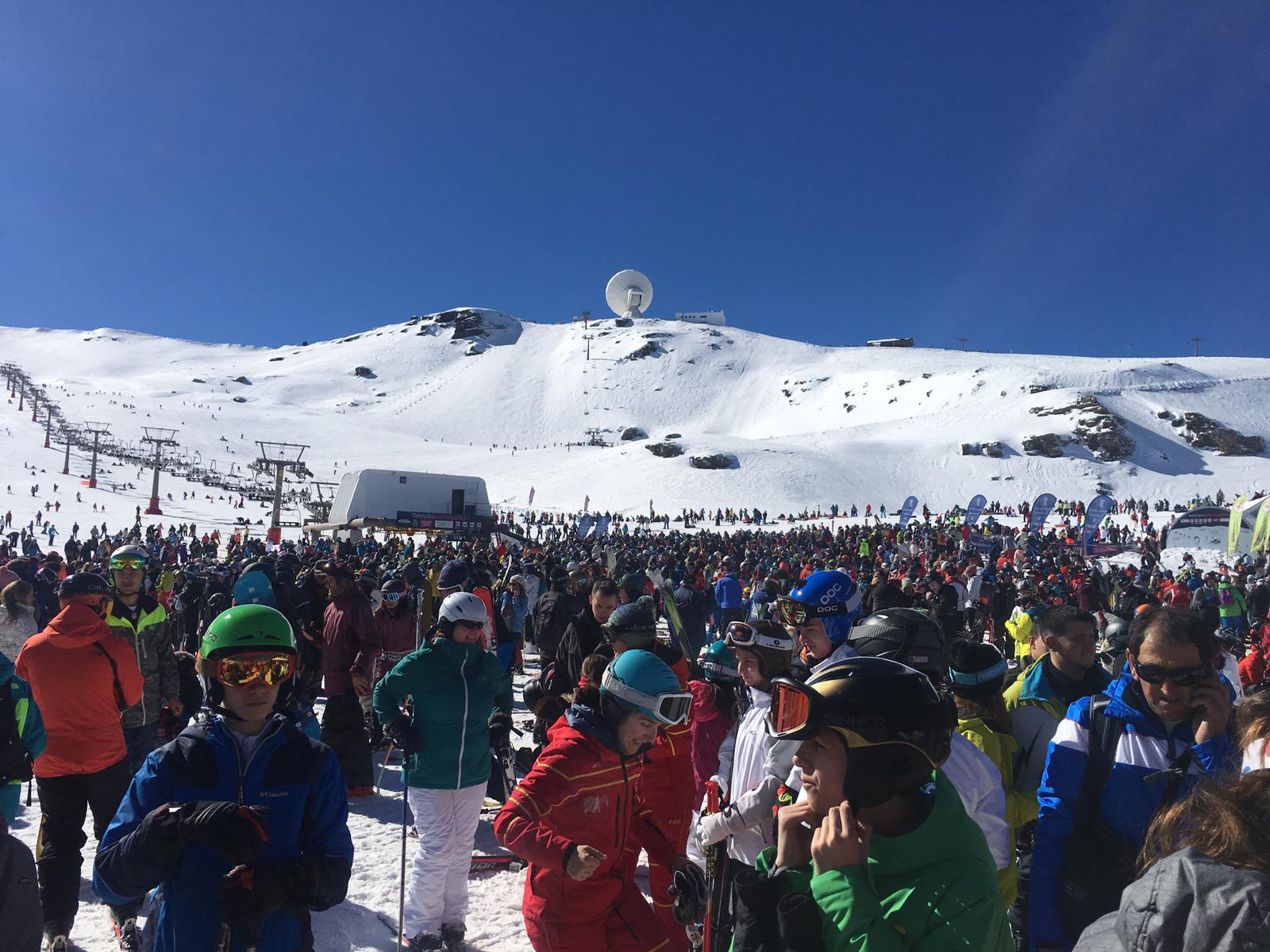 La estación de esquí presenta un aspecto inmejorable, con miles de esquiadores y algunas retenciones en la Hoya de la Mora por la gran afluencia de público.