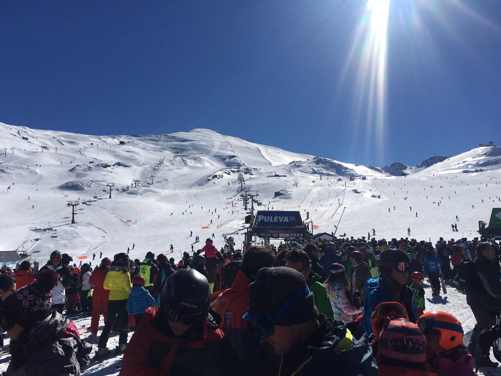 La estación de esquí presenta un aspecto inmejorable, con miles de esquiadores y algunas retenciones en la Hoya de la Mora por la gran afluencia de público.
