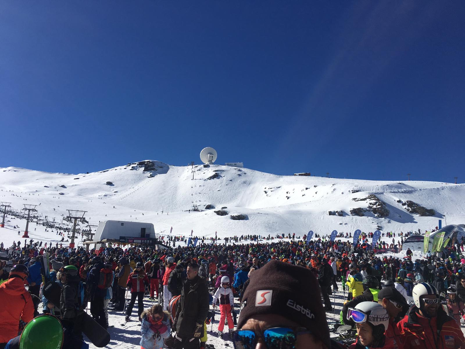 La estación de esquí presenta un aspecto inmejorable, con miles de esquiadores y algunas retenciones en la Hoya de la Mora por la gran afluencia de público.