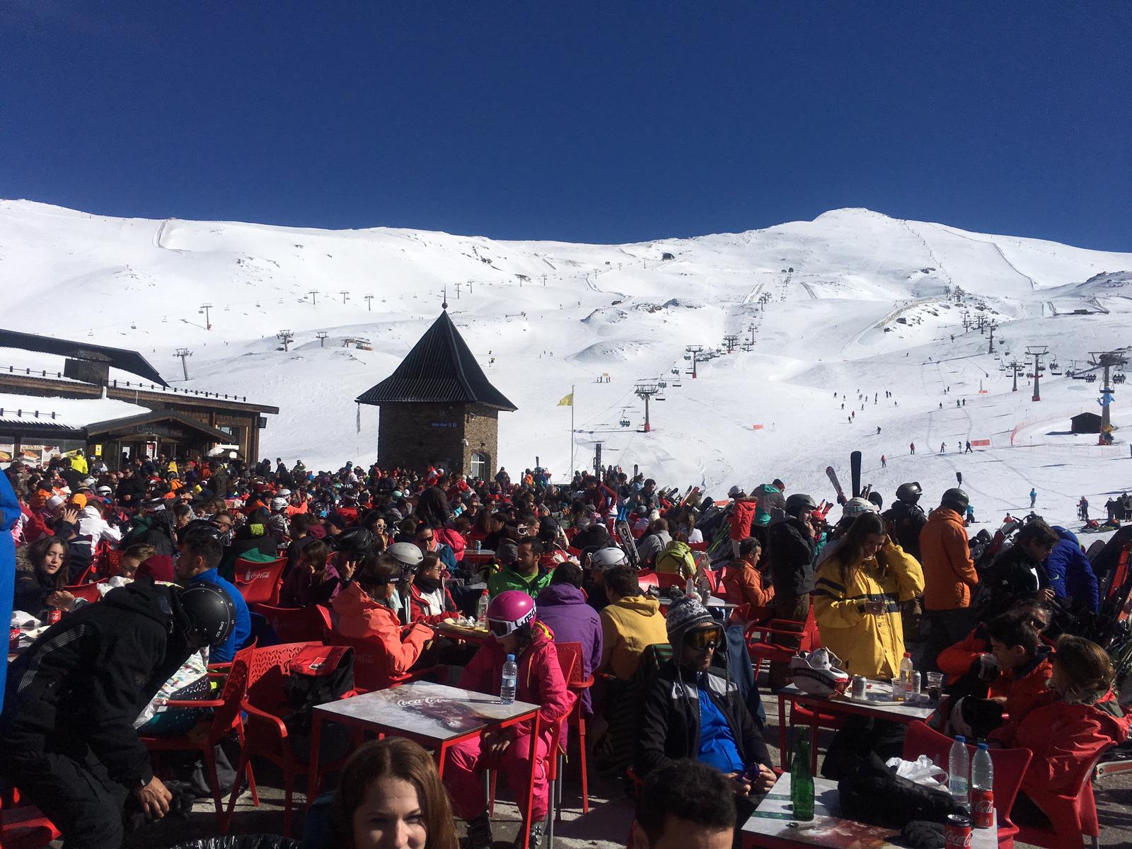 La estación de esquí presenta un aspecto inmejorable, con miles de esquiadores y algunas retenciones en la Hoya de la Mora por la gran afluencia de público.