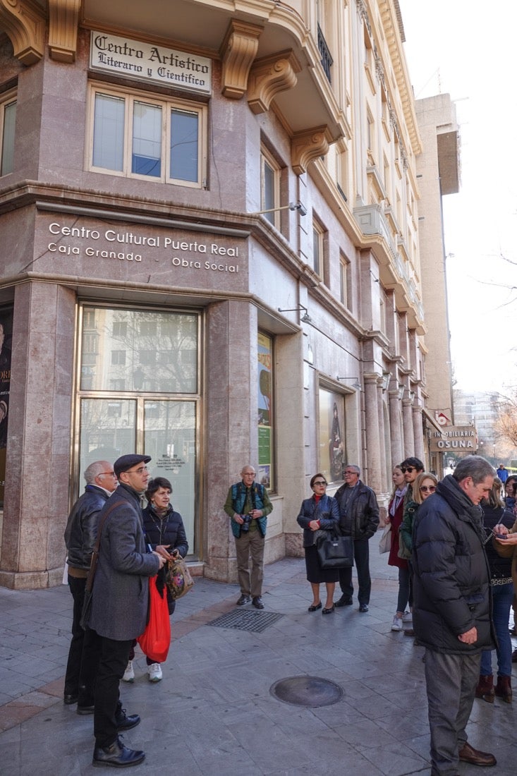 Una ruta organizada por el Centro Artístico congrega a decenas de personas en un paseo por los lugares clave del evento