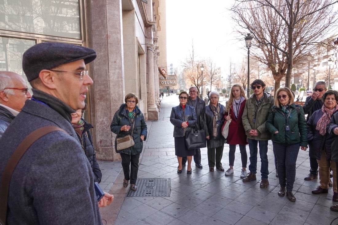 Una ruta organizada por el Centro Artístico congrega a decenas de personas en un paseo por los lugares clave del evento