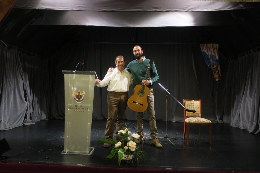 Una ruta organizada por el Centro Artístico congrega a decenas de personas en un paseo por los lugares clave del evento