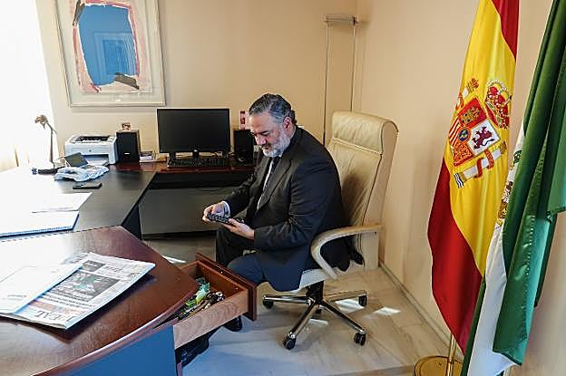 Pablo García, el viernes, abre los cajones de la Junta.