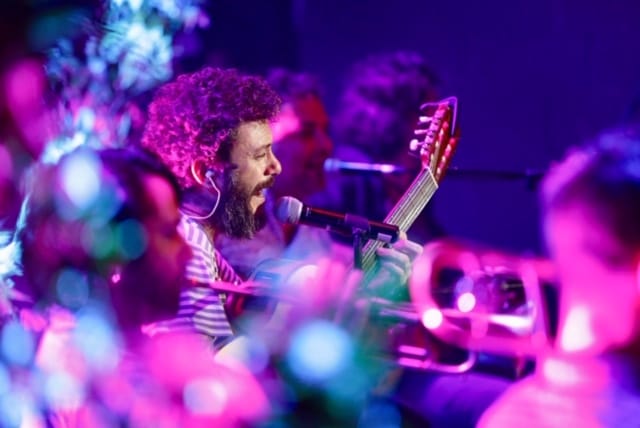 Juanito Makandé presentó su quinto álbum, 'El habitante de la tarde roja'. 