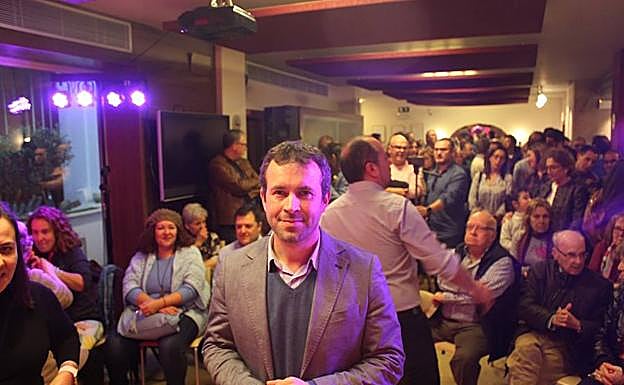 Julio Millán y representantes de colectivos asistentes al acto de presentación de su campaña. 