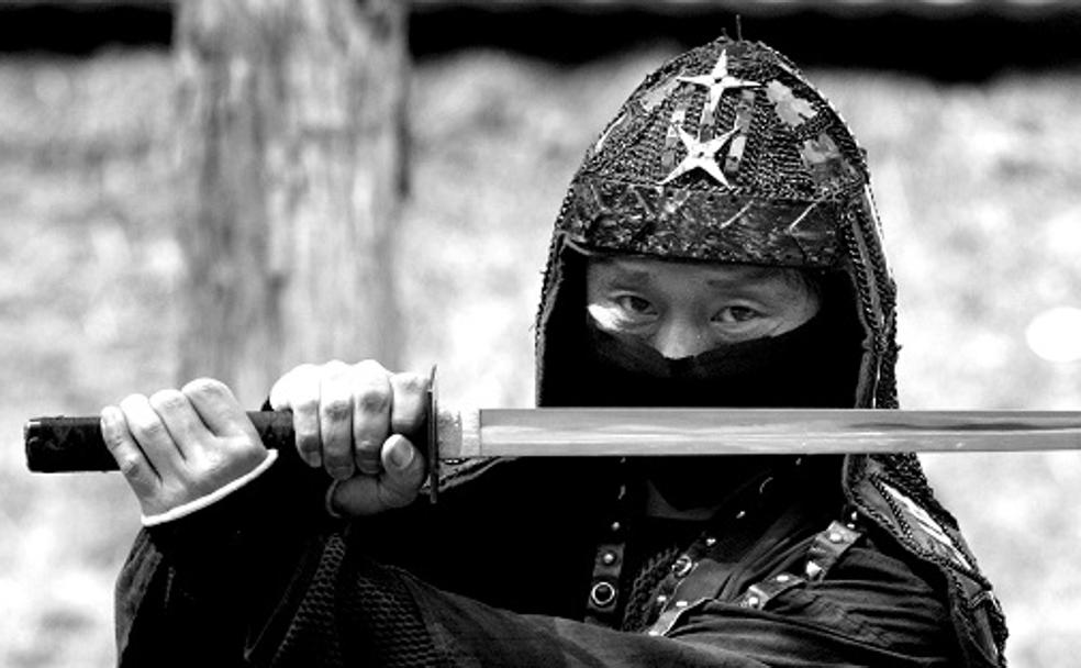 Los guerreros ninjas con sus catanas despiertan admiración en ciertas personas.