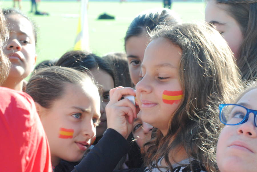 Más de seiscientos escolares disfrutan del deporte femenino de élite gracias a la visita de las selecciones de España e Irlanda