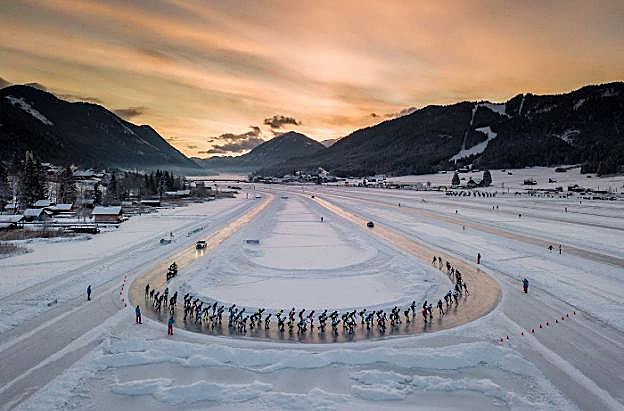 Los deportistas holandeses dan vueltas en el lago Weissensee (Austria) durante la celebración de su gran cita anual.