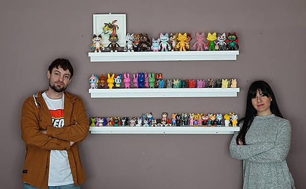 Javier y Cristina, junto a sus juguetes