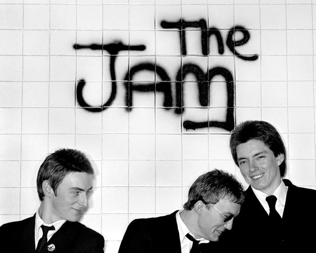 Foto mítica del grupo The Jam, sacada de su segundo disco, titulado 'In the cityi', con la clásica formación compuesta, de izquierda a derecha, por Paul Weller, Rick Buckler y Bruce Foxton.