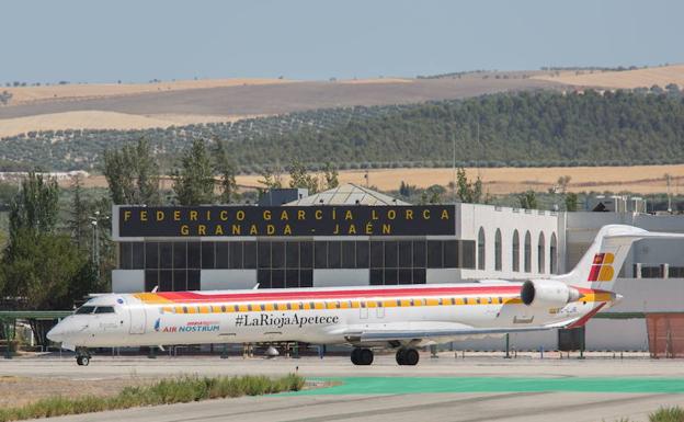 Avión de Air Nostrum en el aeropuerto de Granada. 