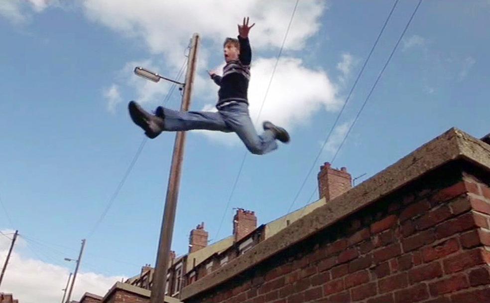 Billy Elliot salta en la escena de la película en la que se libera de la presión paternal. La música de esta escena famosa en la historia del cine es la canción 'A town called Malice' del grupo The Jam, liderado por Paul Weller.