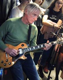 Imagen secundaria 2 - Paul Weller durante su estancia reciente en Granada para tocar en el cumpleaños de su amigo en la tienda de discos Bora Bora.