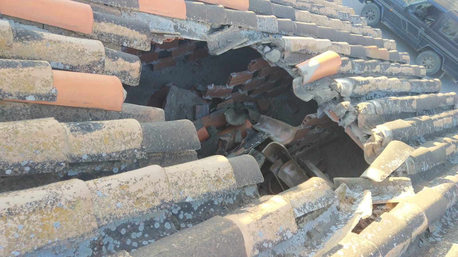 Vecinos de Cogollos de Guadix aseguran que el pasado domingo cayeron tres misteriosos objetos desde el cielo. Tres luces surcaron el cielo por la tarde. Uno de ellos impactó contra el tejado de una vivienda deshabitada, según aseguran quienens vieron los supuestos meteoritos.