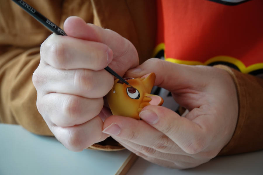 Visitamos el taller de Javier Jiménez, en pleno corazón del Zaidín granadino, para ver cómo trabaja. Y, de paso, echamos un vistazo a algunos de sus juguetes.  Puedes leer toda su historia aquí