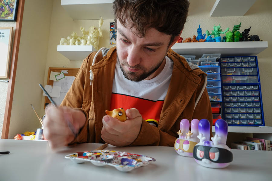 Visitamos el taller de Javier Jiménez, en pleno corazón del Zaidín granadino, para ver cómo trabaja. Y, de paso, echamos un vistazo a algunos de sus juguetes.  Puedes leer toda su historia aquí