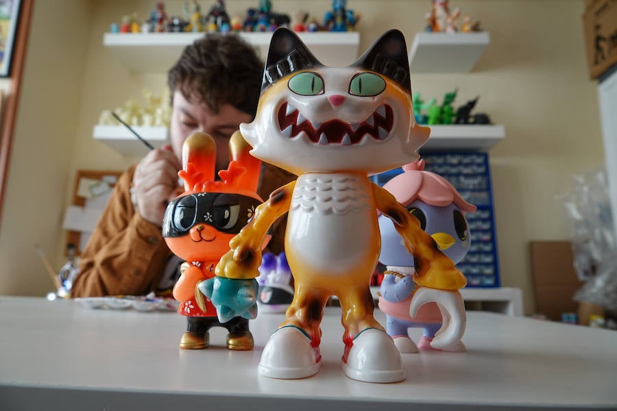 Visitamos el taller de Javier Jiménez, en pleno corazón del Zaidín granadino, para ver cómo trabaja. Y, de paso, echamos un vistazo a algunos de sus juguetes.  Puedes leer toda su historia aquí