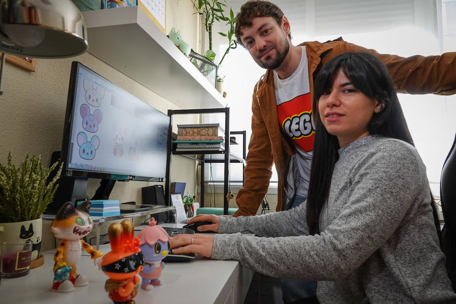 Visitamos el taller de Javier Jiménez, en pleno corazón del Zaidín granadino, para ver cómo trabaja. Y, de paso, echamos un vistazo a algunos de sus juguetes.  Puedes leer toda su historia aquí