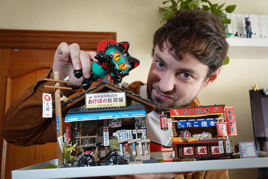 Visitamos el taller de Javier Jiménez, en pleno corazón del Zaidín granadino, para ver cómo trabaja. Y, de paso, echamos un vistazo a algunos de sus juguetes.  Puedes leer toda su historia aquí