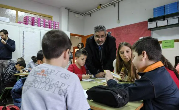 Juan José Medina supervisa a varios alumnos del colegio Escolapios Cartuja Luz Casanova durante una actividad de la Comunidad de Aprendizaje.