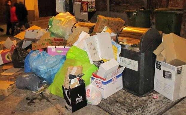 Esta es la multa que puedes recibir por tirar la basura fuera del horario en Granada